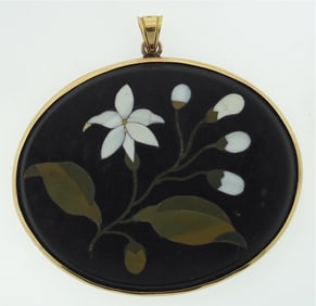 PIETRA DURA 18K YELLOW GOLD C.1950 PENDANT. MARKED. FLOWER COLORED STONES