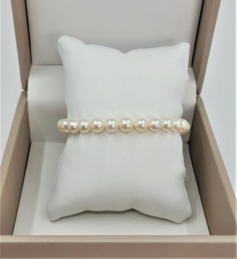 6.5x7mm Akoya Pearls - Bracelet: Title: 6.5x7mm Akoya Pearls - Bracelet Description: A beautiful pearl bracelet of white saltwater Akoya pearls with exceptional lustre. The classic Akoya pearl is a type of cultured saltwater pearl or