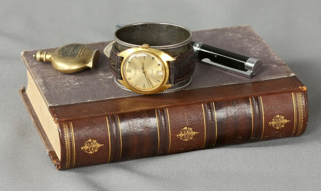 Wostok Vintage Men Wrist Watch/ Russian Antique Golden USSR Watches: Title:Wostok Vintage Men Wrist Watch/ Russian Antique Golden USSR Watches Description:Materials Band material: Leather Gold, Stainless steel Wostok Vintage Men Wrist Watch. Russian Antique Golden USSR