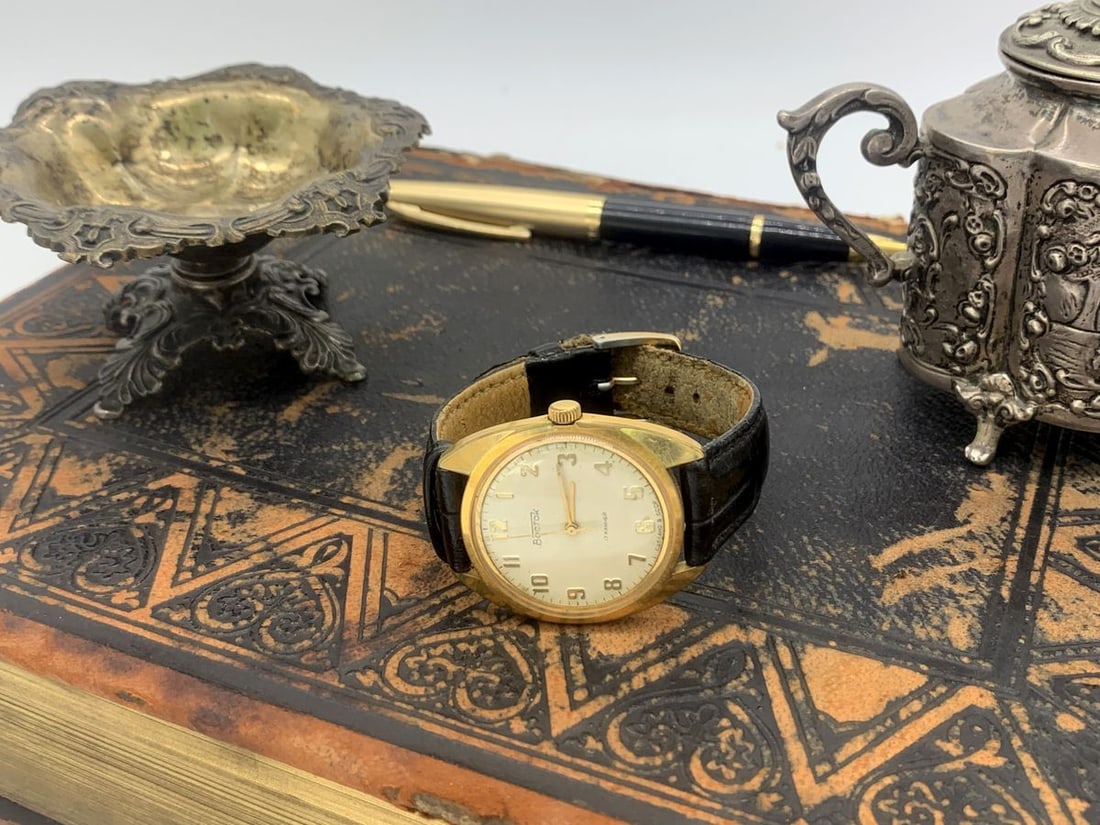 Vostok vintage men wrist watch / Russian antique unisex USSR watches: Title:Vostok vintage men wrist watch / Russian antique unisex USSR watches Description:Materials Band material: Leather Gold, Stainless steel Vostok vintage men wrist watch. Russian antique unisex whi