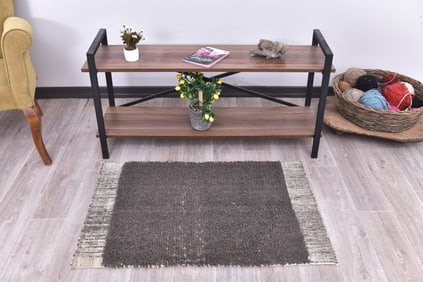 2'1'' x 3'5'' Handmade Vintage Wool Rug - 240297