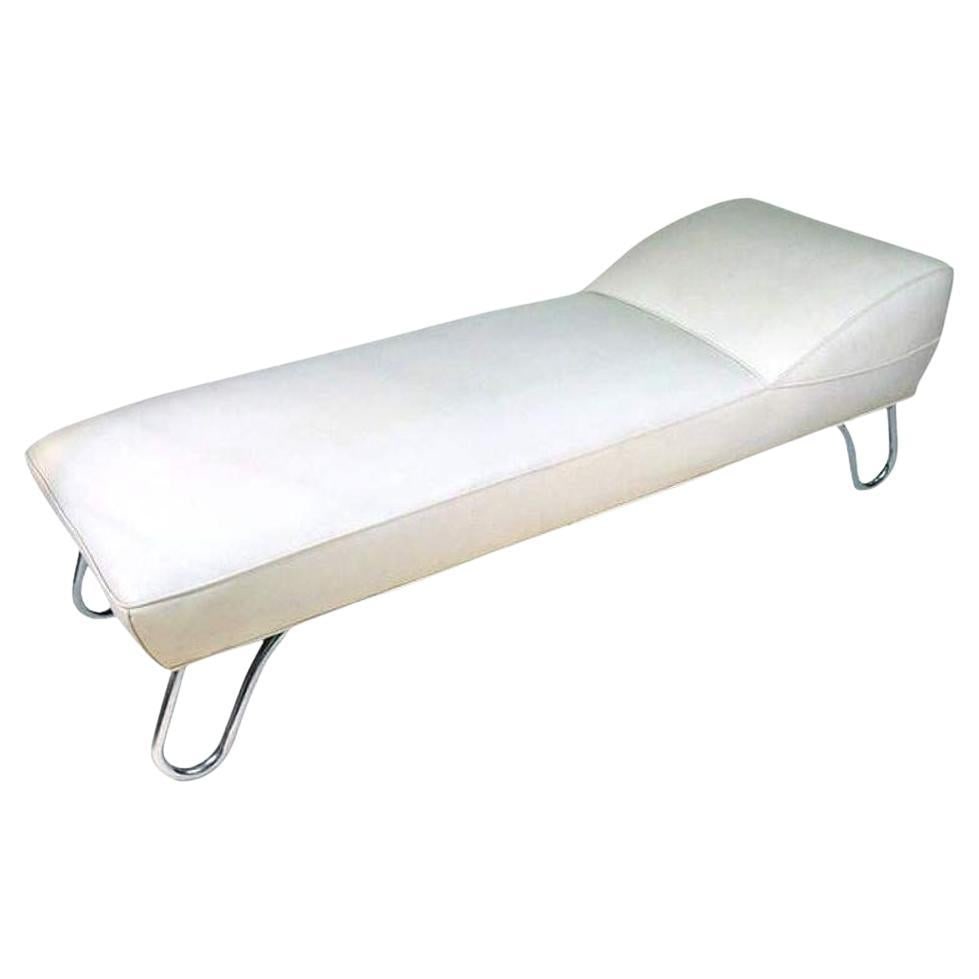 Kem Weber Art Deco Steamer Chaise Lounge, Daybed: Original "steamer" chaise lounge or daybed by the well known Lloyd Manufacturing Co, features stunning tubular bent chrome legs and dramatic white Naugahyde upholstery. Attributed to KEM Weber. Measur