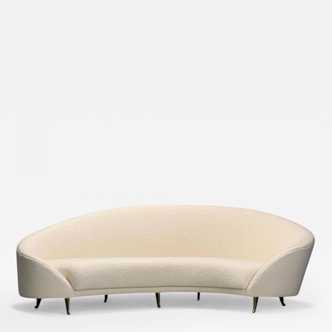 Federico Munari, Italian Modern, White Boucle, Bronze, Italy, 1950s: Title: Federico Munari, Italian Modern, White Boucle, Bronze, Italy, 1950sDescription: Federico Munari, Italian Modern, White Boucle, Bronze, Italy, 1950s A white boucle and bronze curved sofa designe