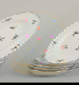 Meissen, Germany. Five porcelain plates with floral motifs, gold rim. Approx. 1920s/1930s.: Meissen, Germany. Five porcelain plates. Hand-painted with polychrome floral motifs, gold rim. Approximately 1920s/1930s. Marked. First factory quality. Perfect condition. Dimensions: D 20.5 cm x H 3.