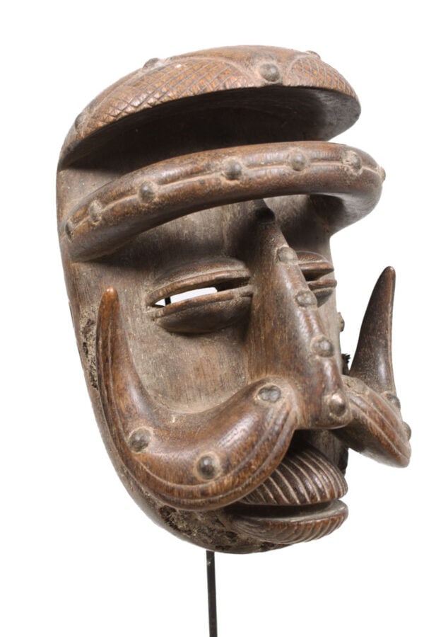 Dance mask – Wood – Bete – Ivory Coast: Authentic Bete mask from Ivory Coast. Stunning Bete mask from Ivory Coast. This type of mask was worn for a variety of ceremonies, including entertainment dances. The Ivory Coast is home of the BETE, 