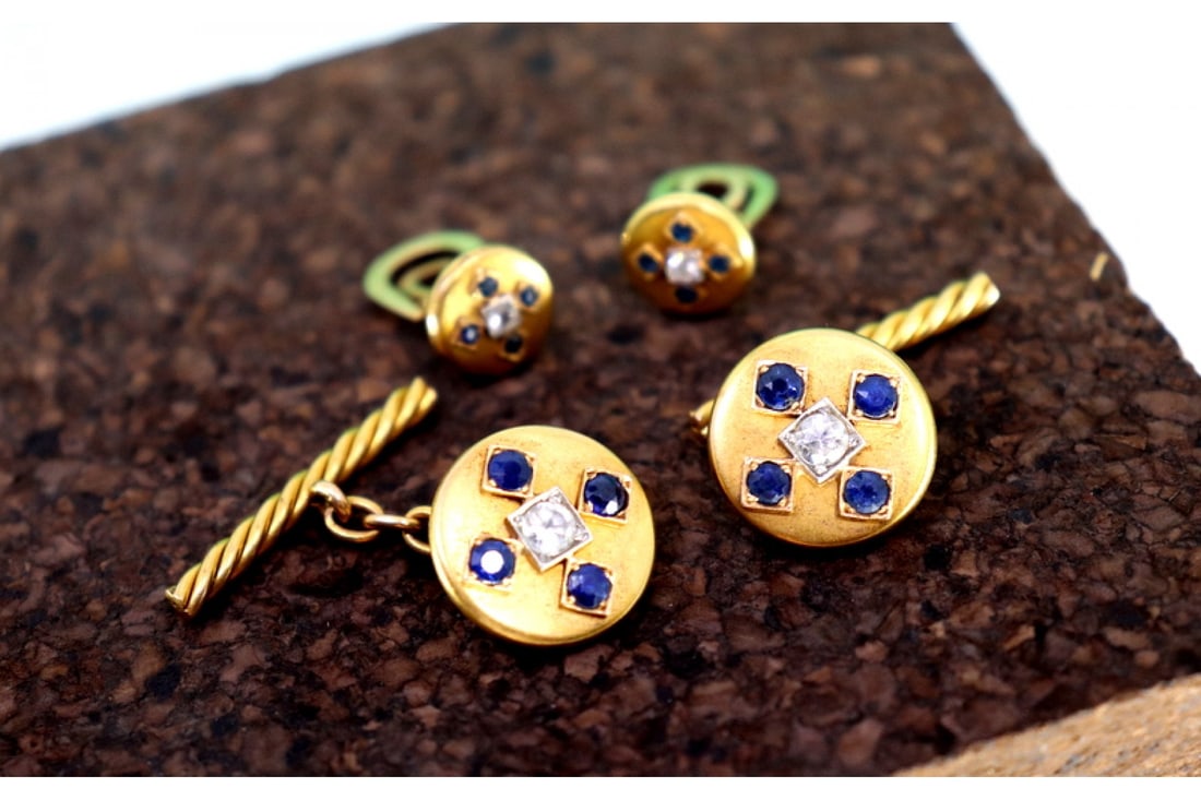 Cufflinks with gold button-shaped cufflinks with four synthetic sapphires, corded crossbars and: Title: Cufflinks with gold button-shaped cufflinks with four synthetic sapphires, corded crossbars and white spinel in the center. Description: Description: Gold cufflinks in a button shape with four