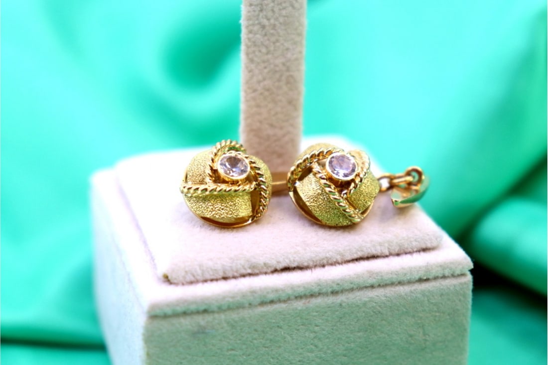 Gold cufflinks with corded reliefs and spinel in the center: Title: Gold cufflinks with corded reliefs and spinel in the center Description: Description: Gold cufflinks with corded reliefs and spinel in the center. Metal: Gold. Origin: Portuguese. Brand: Drag?o