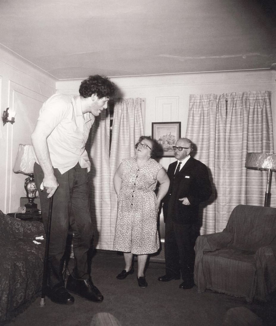 DIANE ARBUS - Jewish giant at home with his parents in the Bronx, 1970 (1 of 1)