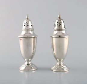 Towle, American silversmiths. A pair of sugar castors in sterling silver. Late 19th century.