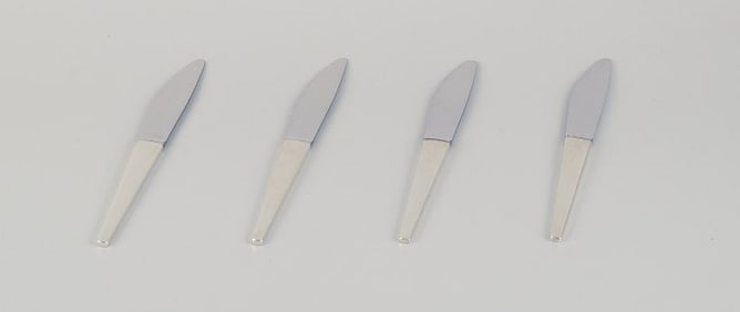 Henning Koppel for Georg Jensen. A set of four Caravel dinner knives in sterling silver with