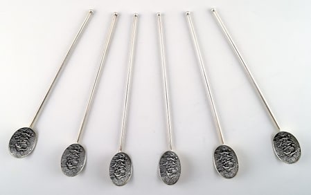 Set of 6 cocktail sticks in plated silver.