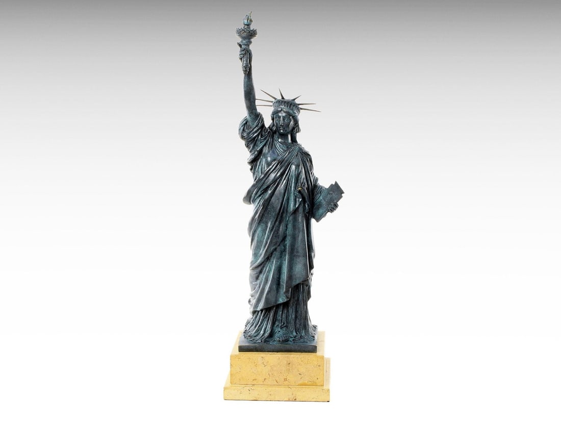 XL Statue of Liberty Bronze Sculpture, Large Bronze Statue on Marble Base, Oxidized Vintage Bronze: Description: XL Statue of Liberty Bronze Sculpture, Large Bronze Statue on Marble Base, Oxidized Vintage Bronze America USA Symbol New York City Icon. Measurement: Height: 61.5 cm (24.2") Length: 20 c