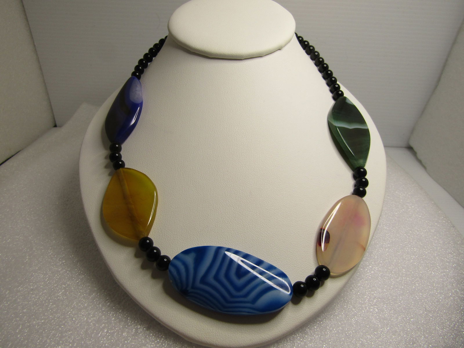Vintage Sterling Flat Polished Agate/Onyx Beaded Necklace, 20", 1990's: Vintage Sterling Flat Polished Agate/Onyx Beaded Necklace, 20", 1990's. This has four vlat elongaged ovals of polished agate (pink quartz, malachite, blue agate, and a yellow agate) - the cneter bead