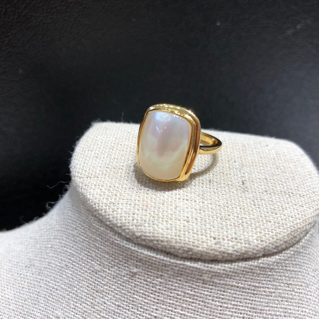 Seawater Abalone Ring: Sea horse mother-of-pearl ring, suitable for daily wear and formal occasions, made of sterling silver with gold electroplating.The ring is a US size 7. Please contact us if you need to alter it. Reser