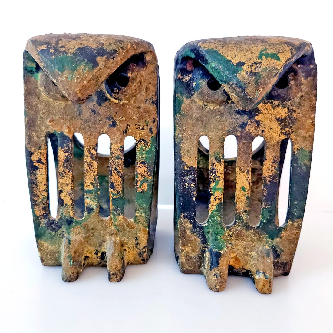 Cast Iron Brutalist MCM Owl Bookends in the Style of Isamu Noguchi Stamped Japan: Title: Cast Iron Brutalist MCM Owl Bookends in the Style of Isamu Noguchi Stamped Japan Description: Cast Iron Brutalist MCM Owl Bookends in the Style of Isamu Noguchi Stamped Japan Measures approx. 6