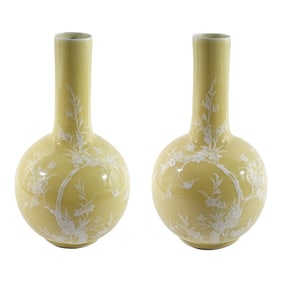 19th Century Gold and White Chinese Porcelain Marking on the Bottom - A Pair