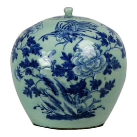 Antique 19th Century Chinese Porcelain Urn With Top