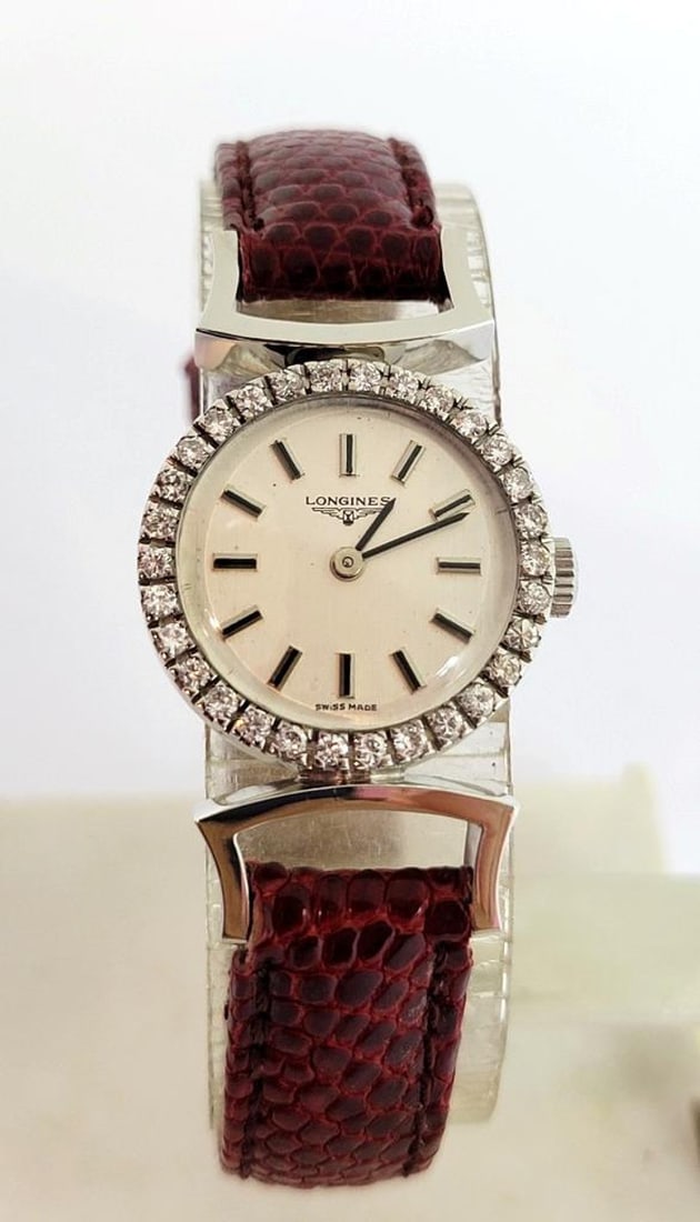 Vintage 18k White Gold LONGINES Ladies Watch with Diamond Bezel Cal 460* EXLNT: Vintage 18k White Gold LONGINES Ladies Watch with Diamond Bezel Cal 460* EXLNT ​​​ This Ladies Longines watch is Swiss made. Great present for yourself or someone you love! * Solid 1