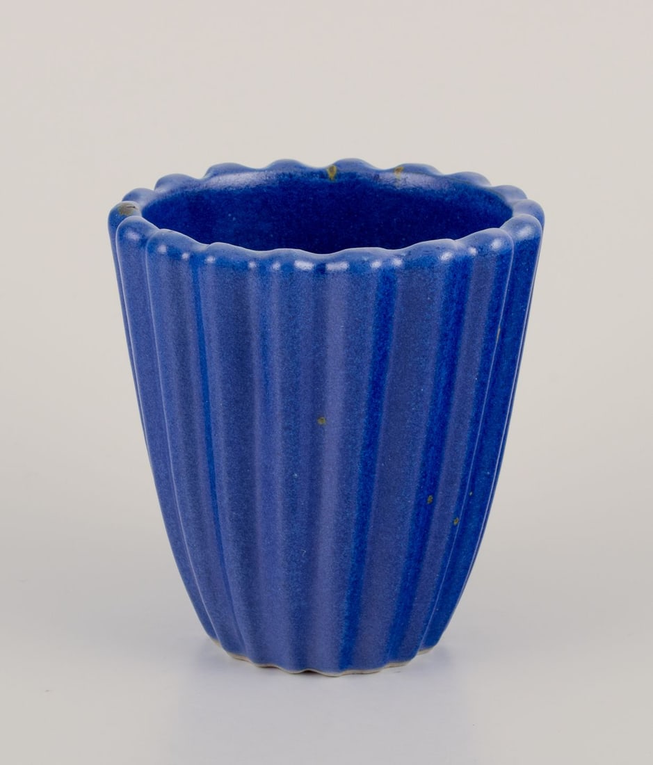 Christian Poulsen, Denmark. Unique ceramic vase in a grooved design. Dated 1937.: Christian Poulsen, own workshop, Denmark. Unique ceramic vase in a grooved design. Blue glaze. Signed and dated 1937. Perfect condition. Dimensions: Height 10.5 cm. x diameter 10.0 cm. Provenance: Pri
