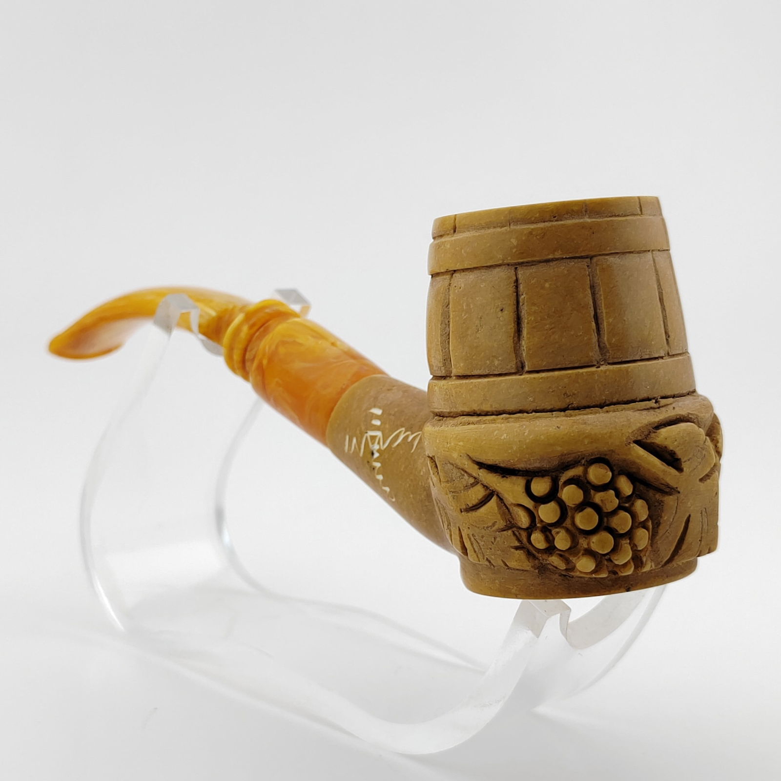 Wine Barrel Meerschaum Pipe: Title: Wine Barrel Meerschaum Pipe Materials: Meerschaum Dimension: 5.5 inch (14cm) Additional Information: Wine Barrel,Hand carved Meerschaum Pipe. Made in Turkey,Eskisehir by Meerschaum Carve Master