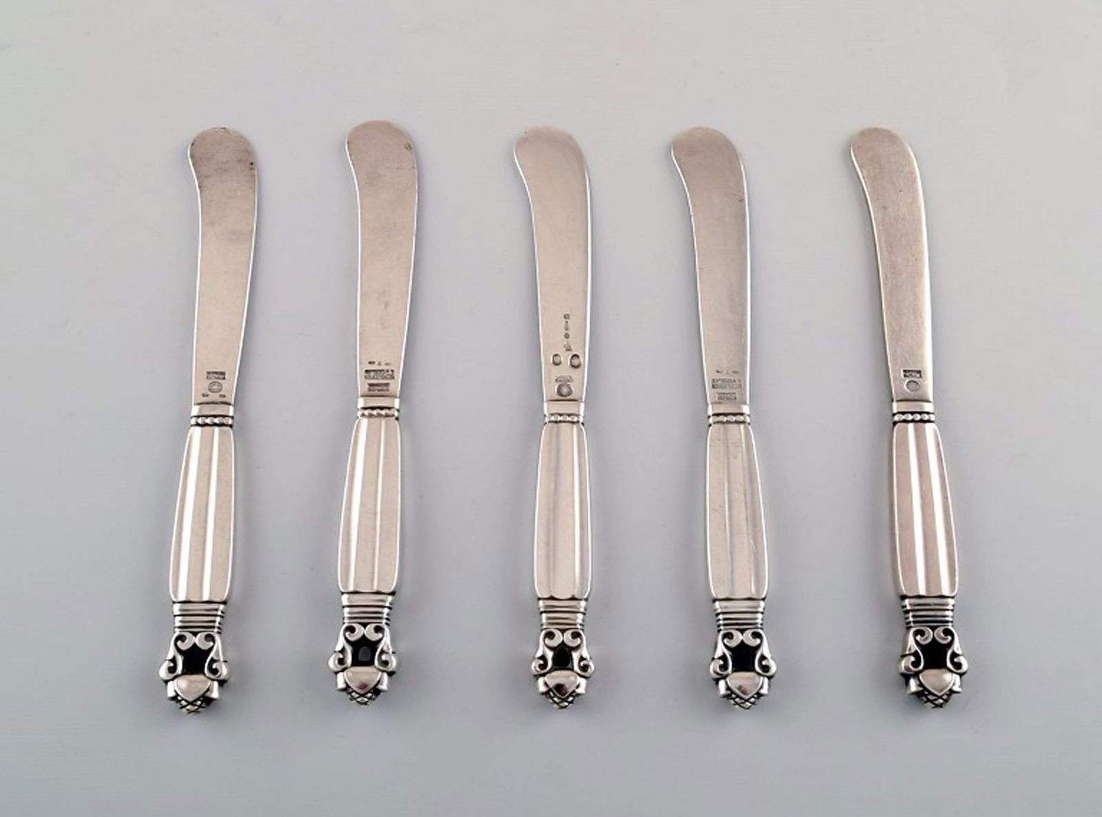 Georg Jensen "Acorn" butterknife all in sterling silver. 5 pieces in stock.: Title:Georg Jensen "Acorn" butterknife all in sterling silver. 5 pieces in stock. Description:Georg Jensen "Acorn" butterknife all in sterling silver. 5 pieces in stock. Designer: Johan Rohde. Length: