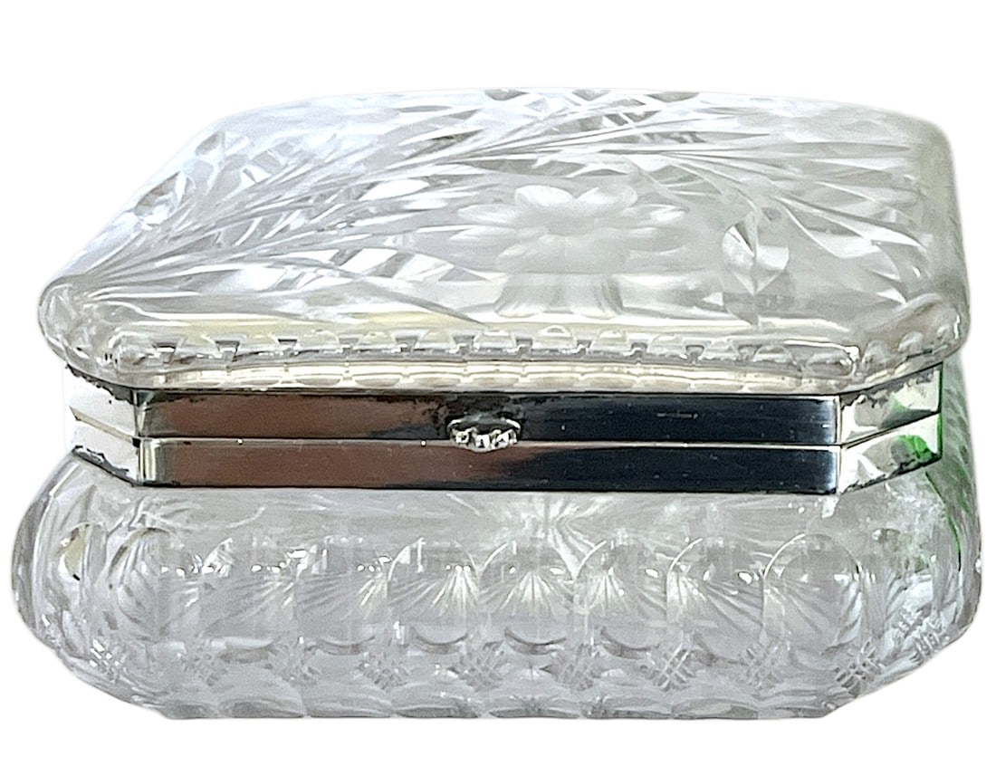Antique 1890s Large Pairpoint American Brilliant Cut Glass Square Viscaria Box: Breathtaking example of Gilded Age glass artistry created by by America's oldest glassmaking firm, Pairpoint. This Antique Pairpoint Viscaria Box dates to the 1890s and features the masterful craftsma