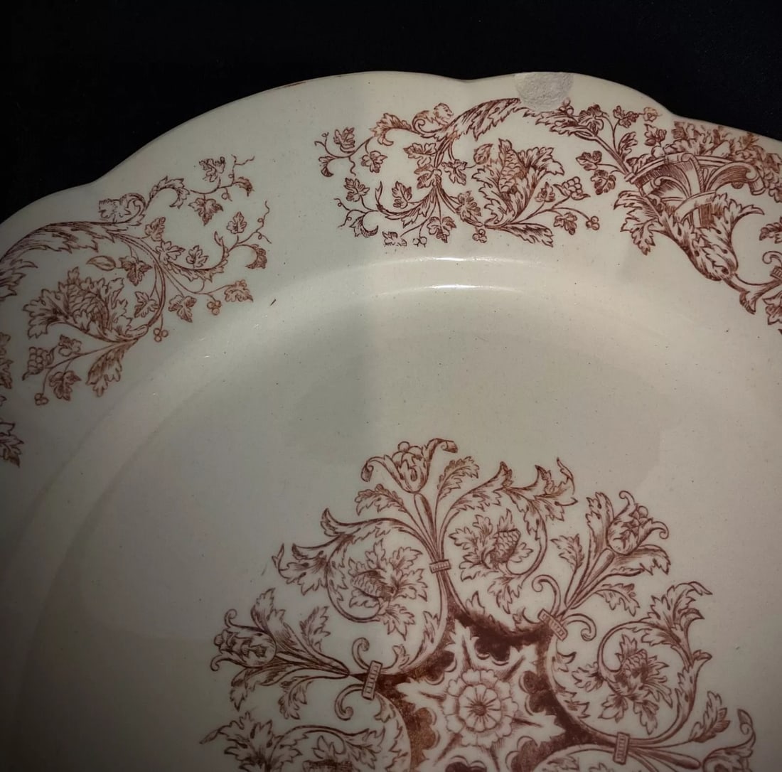 Late 19th-Century Set of 6 Longchamp "Bella" Ironstone Dinner Plates: Title: Late 19th-Century Set of 6 Longchamp "Bella" Ironstone Dinner Plates Origin: France Dimensions: Height: 0.99 in (2.5 cm)Diameter: 9.85 in (25 cm) Materials: Ironstone Year: Late 19th Century De