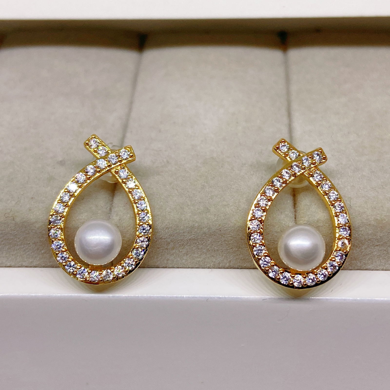 Freshwater cultured pearls Christian fish designed earrings: Title: Freshwater cultured pearls Christian fish designed earrings Description:Freshwater cultured pearls Christian fish designed earrings The earrings are made of 18k gold plated silver inlaid with d