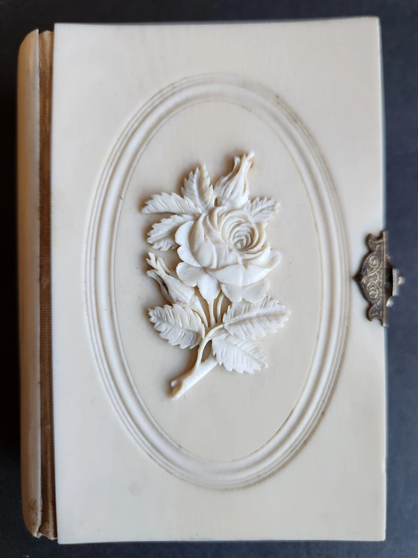 1890 PRAYER BOOK in FRENCH antique CARVED BONE BINDING - PAROISSIEN ROMAIN: PAROISSIEN ROMAIN... Tours; 1890 BONE BINDING , FRONT COVER WITH APPLIQUE BONE CARVING Intact clasp. All edges are gilt. Silk pastedown.s and endpapers Very good condition except crack to the spine. W