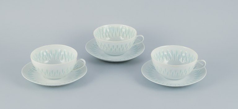 Friedl Holzer-Kjellberg for Arabia, Finland, three pairs of large tea cups with saucers in rice: Title:Friedl Holzer-Kjellberg for Arabia, Finland, three pairs of large tea cups with saucers in rice porcelain. Description:Friedl Holzer-Kjellberg for Arabia, Finland, three pairs of large tea cups