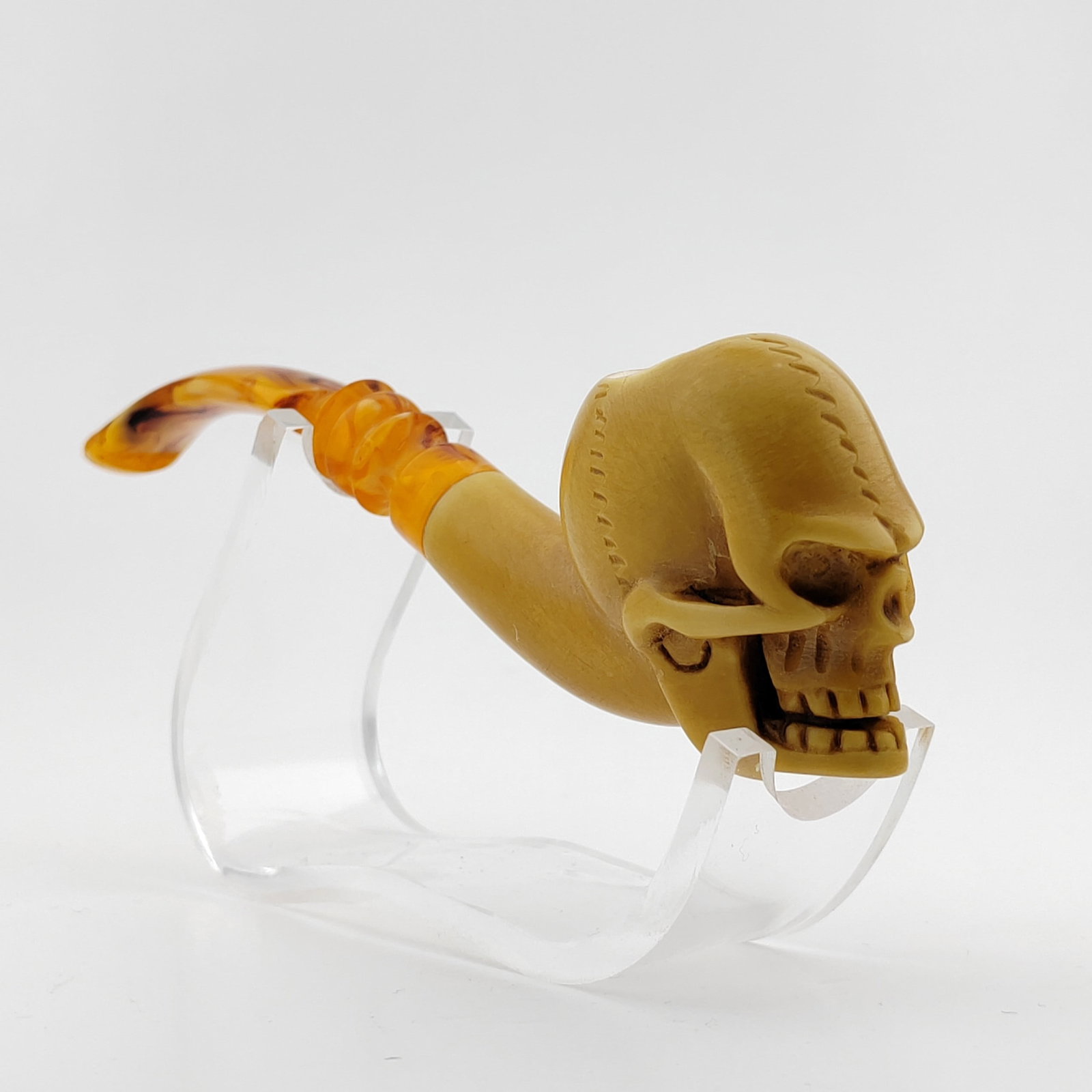 Skull Meerschaum Pipe: Title: Skull Meerschaum Pipe Materials: Meerschaum Dimension: 5.7 inch(14.5cm) Additional Information: Skull,Hand carved Meerschaum Pipe. Made in Turkey,Eskisehir by Meerschaum Carve Master.Best Quali