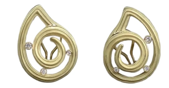 Ridged Havemeyer Paisley W/Diamonds Set in 18k Yellow Gold