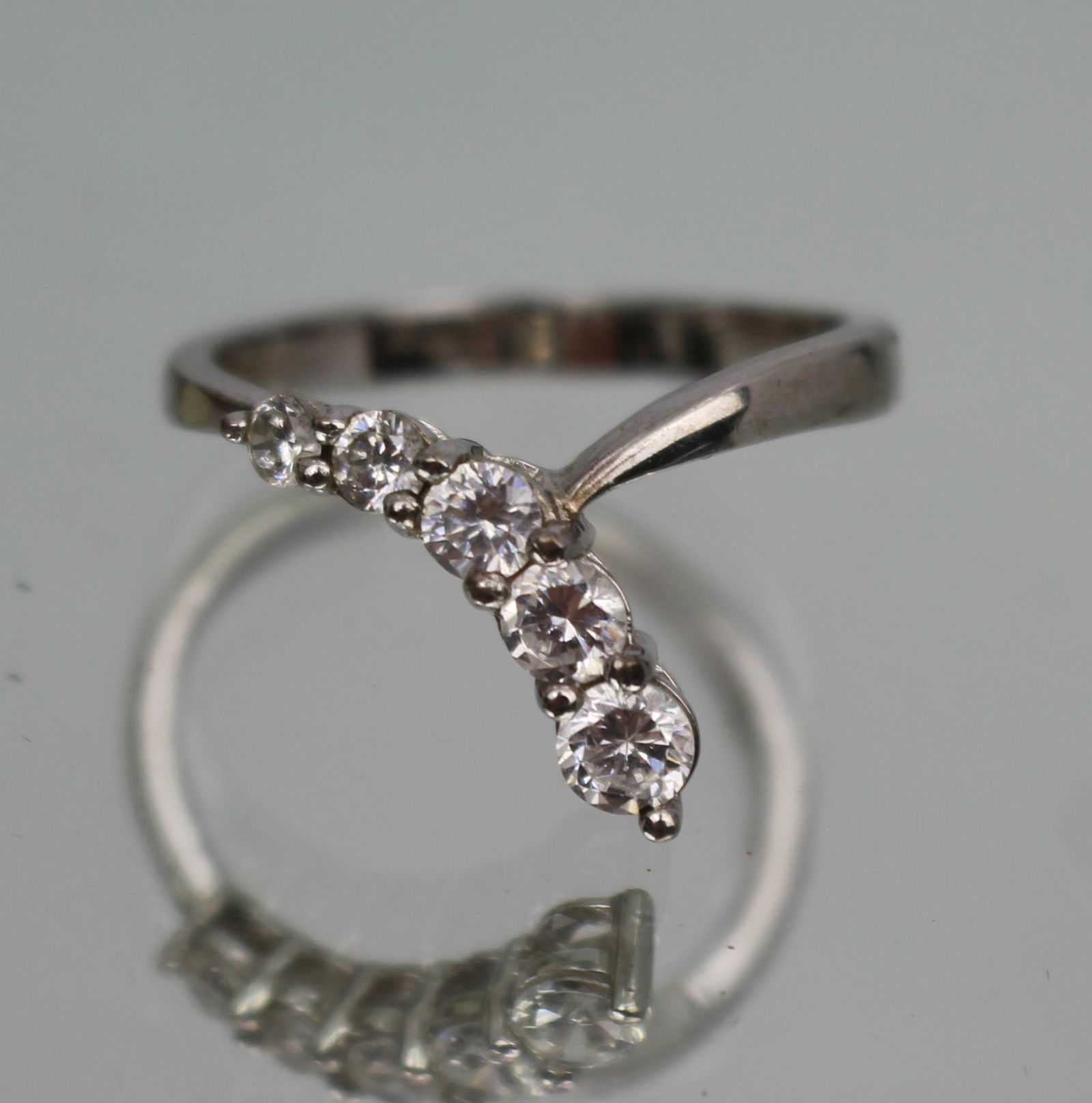 Vintage Silver Graduated CZ Ring (1 of 2)