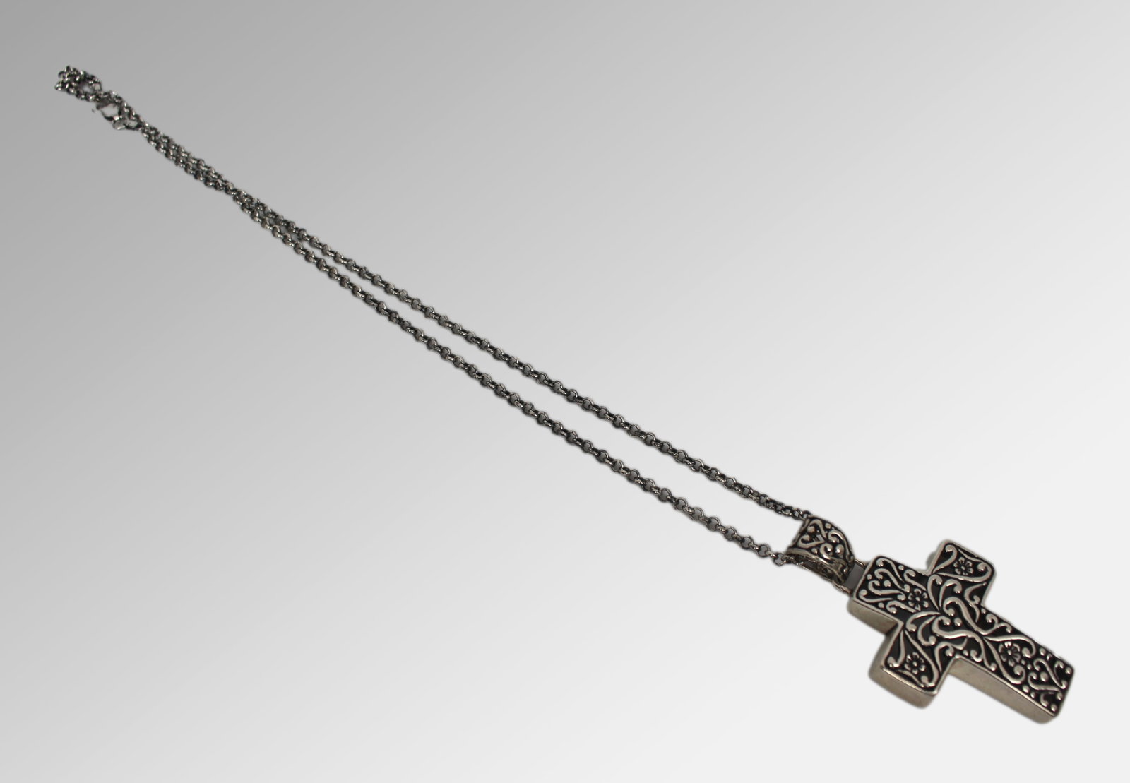 Vintage Silver Cross on Chain: Title: Vintage Silver Cross on Chain Description: Vintage Silver Cross on Chain Stamped 925. Cross measures 3 x 5 x 1 cm. Chain length: 45 cm. Weight: 21.9 g Good pre-owned condition Reserve