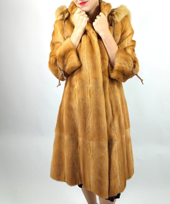 GOLDEN MINK FINN RACCOON FUR COAT EU: L ; US: 16: Title:GOLDEN MINK FINN RACCOON FUR COAT EU: L ; US: 16Dimensions:Approximate size- EU: L; US: 16 : Important details: Length: 115cm/45.28in -Shoulders width:45cm/17.72in -Sleeve Length:60cm/23.62in -B