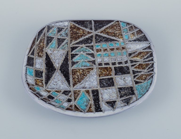 Atterberg for Upsala Ekeby, ceramic dish hand painted with geometric fields.: Atterberg for Upsala Ekeby, ceramic dish hand painted with geometric fields. Model number 2671. Approx. 1960. Marked. Perfect condition. Measurements: D 25.5 cm. Reserve: $252.00 Shipping: Domestic: S