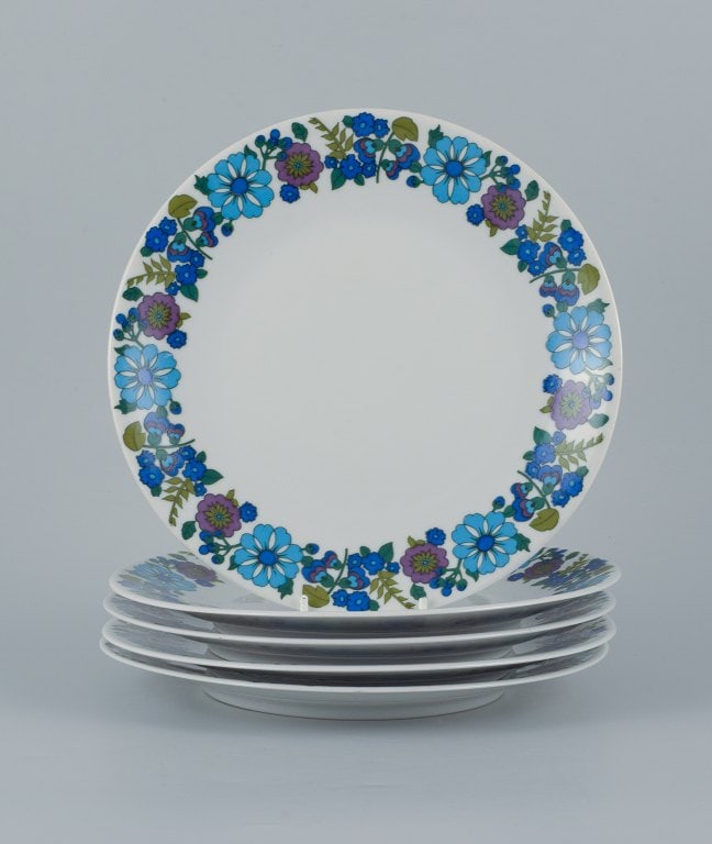 Paar, Bavaria, Jaeger & Co, Germany. A set of five retro dinner plates in porcelain with a floral: Paar, Bavaria, Jaeger & Co, Germany. A set of five retro dinner plates in porcelain with a floral motif. Approx. 1970s. Stamped Jaeger & Co. In perfect condition. Dimensions: D 24.0 cm. Reserve: $196.