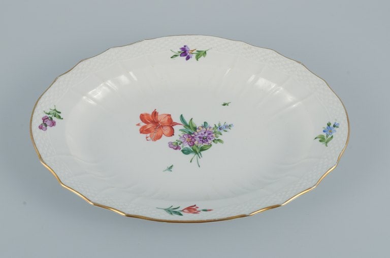 Royal Copenhagen, Saxon Flower. Oval serving dish in hand-painted porcelain with flowers and gold (1 of 7)