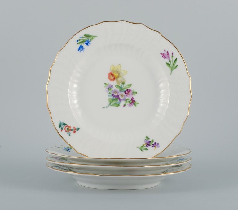 Royal Copenhagen Saxon Flower. Four dinner plates in hand-painted porcelain with flowers and gold: Royal Copenhagen Saxon Flower. Four dinner plates in hand-painted porcelain with flowers and gold decoration. Model number 493/1621. In excellent condition. Marked. Second factory quality. Dimensions: