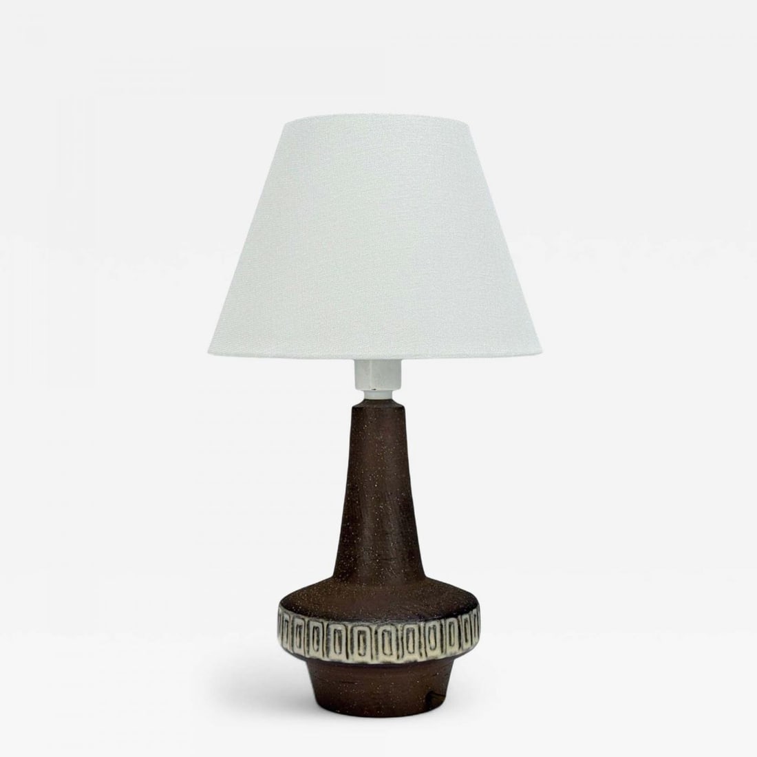 Michael Andersen & Søn, Brown Stoneware, Table Lamp, Denmark, 1960s: Description: Michael Andersen & Søn, Danish Mid-Century Modern, Brown Stoneware, Table Lamp, Denmark, 1960s A unique model 6253 Danish modern table lamp designed by Helge Bjufstrøm for Micha