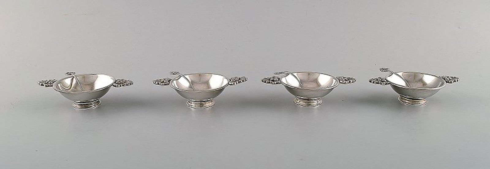 Frantz Hingelberg. 4 salt cellars with accompanying spoon in sterling silver. Model number 1089 D. (1 of 8)