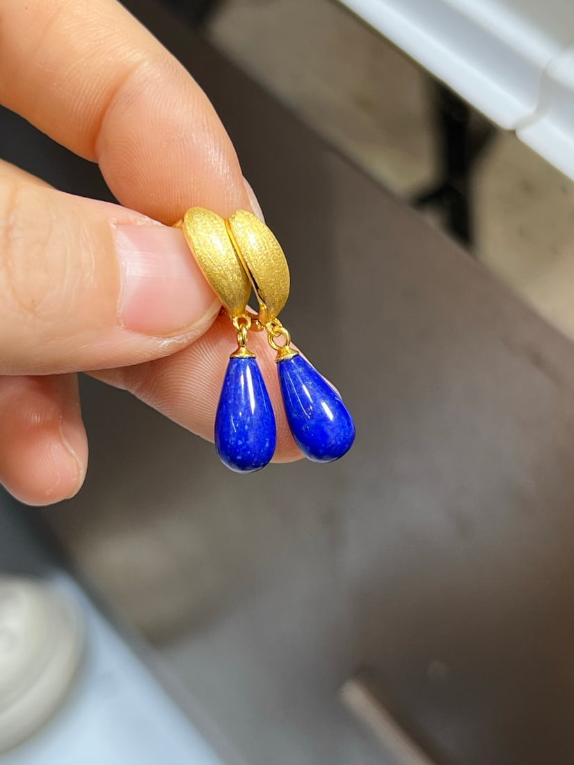 A Pair Silver Inlay Lapis lazuli earrings: Title: A Pair Silver Inlay Lapis lazuli earrings Chinese Date/Period: After2020 Materials: Silver,Lapis lazuli Dimensions: 7x13(mm) 0.28x0.51(inches) Reserve: $99.00 Shipping: Domestic: Ship