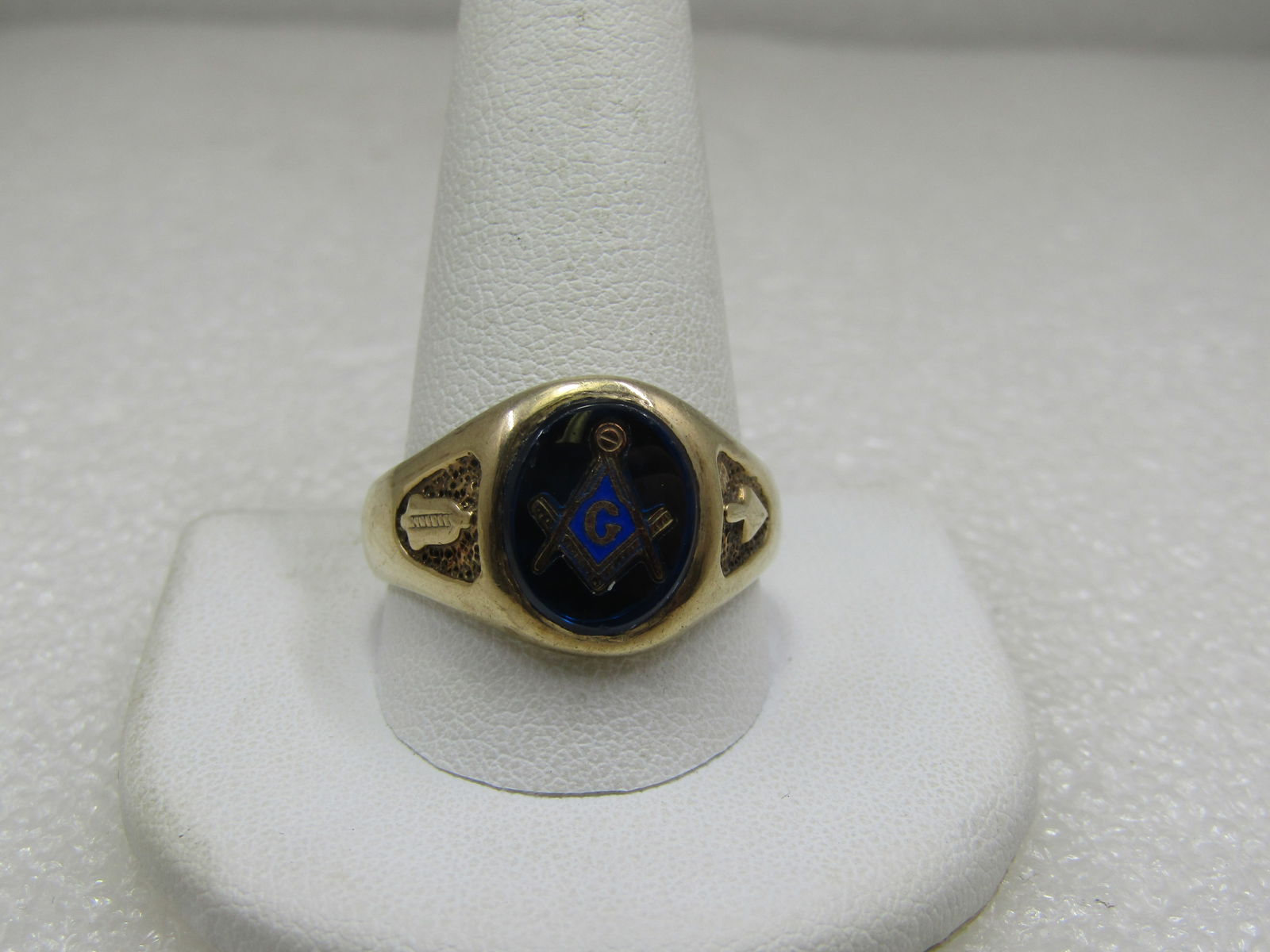 Vintage 10kt Masonic Ring, Blue Spinel, Sz. 12.5: Vintage 10kt Masonic Ring, Blue Spinel, Sz. 12.5 . Marked 10kt, not signed by the maker. Weight is appx. 9.06 gr. Yellow gold with a different symbol on each side of the ring. The top of the ring is a