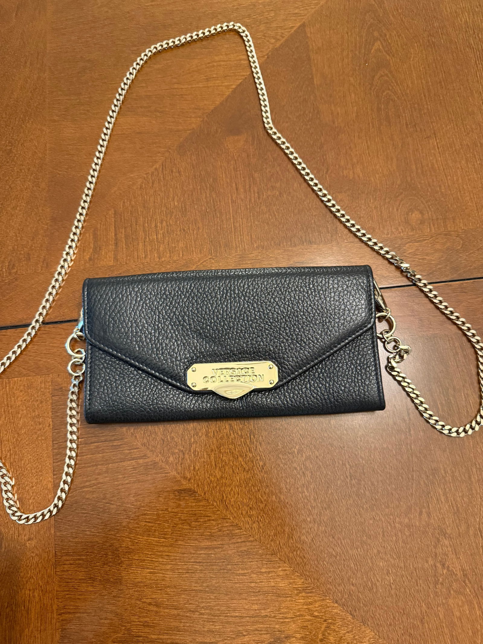 Versace Collection crossbody: Title: Versace Collection crossbody Description:wallet on chain Date/Period: 2004-2014 Materials:leather and chain Reserve: $220.00 Shipping: Domestic: Flat-rate of $20 to anywhere within the contigu