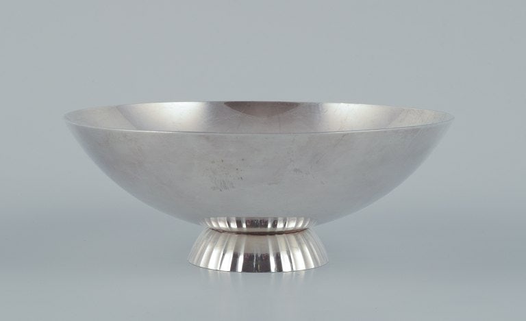 Modern Georg Jensen bowl in sterling silver.: Title:Modern Georg Jensen bowl in sterling silver. Description:Modern Georg Jensen bowl in sterling silver. Designed by Sigvard Bernadotte (1907-2002). Design number 823. Produced in the period 1945-1
