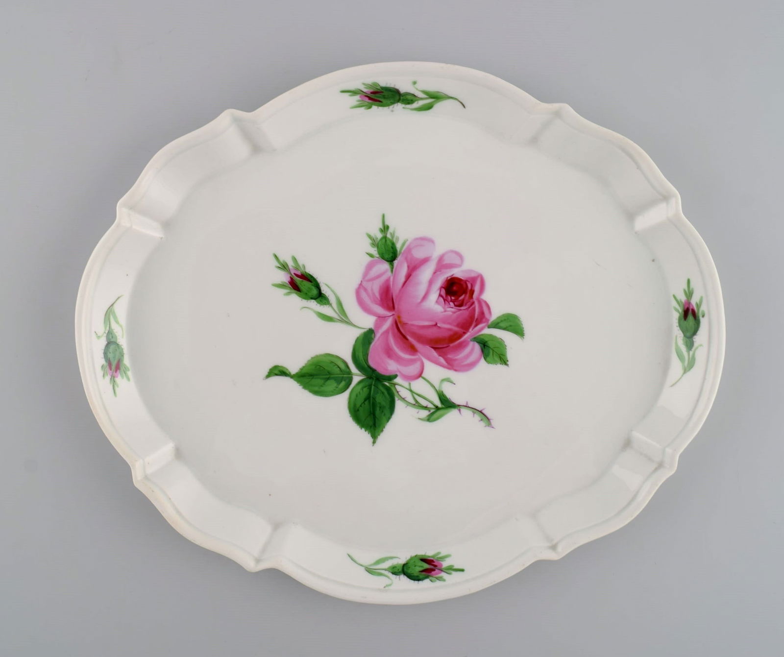 Meissen Pink Rose tray in hand-painted porcelain with gold edge. Early 20th century.: Meissen Pink Rose tray in hand-painted porcelain with gold edge. Early 20th century. Measures: 27 x 22 x 2 cm. In excellent condition. Stamped. 3rd factory quality. Reserve: $294.00 Shipping: Domestic
