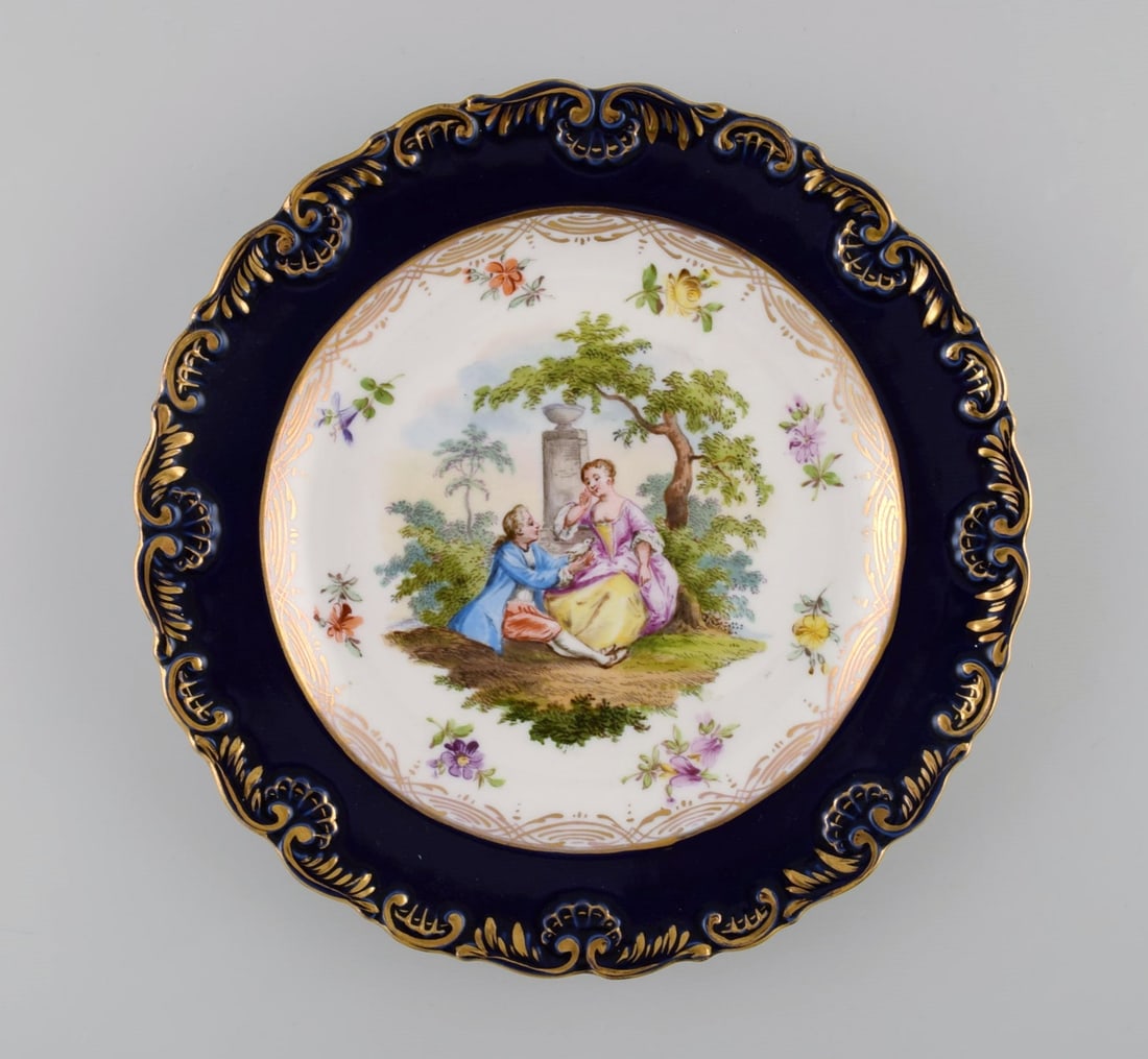 Antique Meissen plate in hand-painted porcelain. Romantic scene, blue border with gold decoration. (1 of 4)