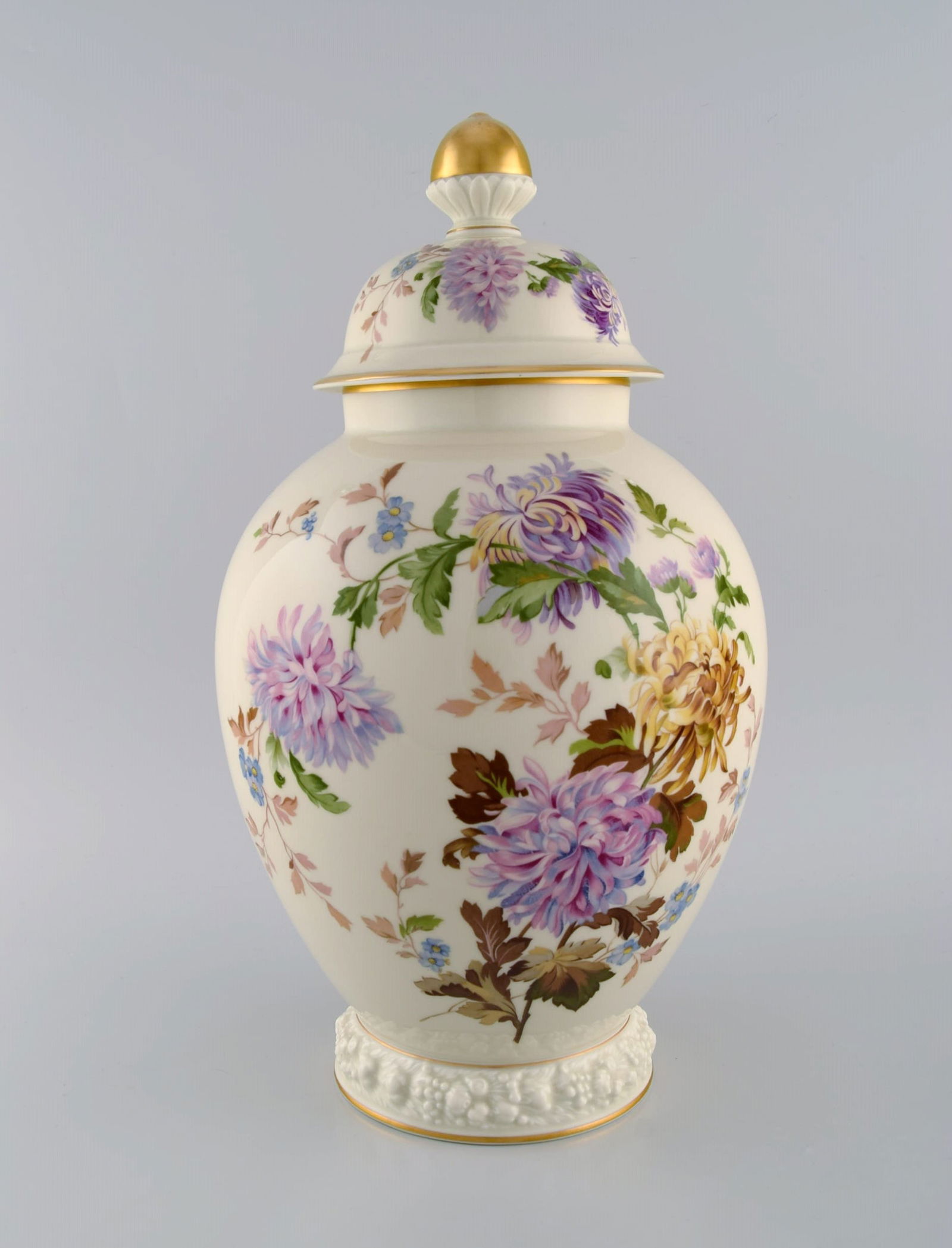 Large Rosenthal chrysanthemum lidded vase in cream-colored porcelain with hand-painted flowers and: Large Rosenthal chrysanthemum lidded vase in cream-colored porcelain with hand-painted flowers and gold decoration. 1930s. Measures: 39.5 x 23 cm. In excellent condition. Stamped. Reserve: $700.00 Shi
