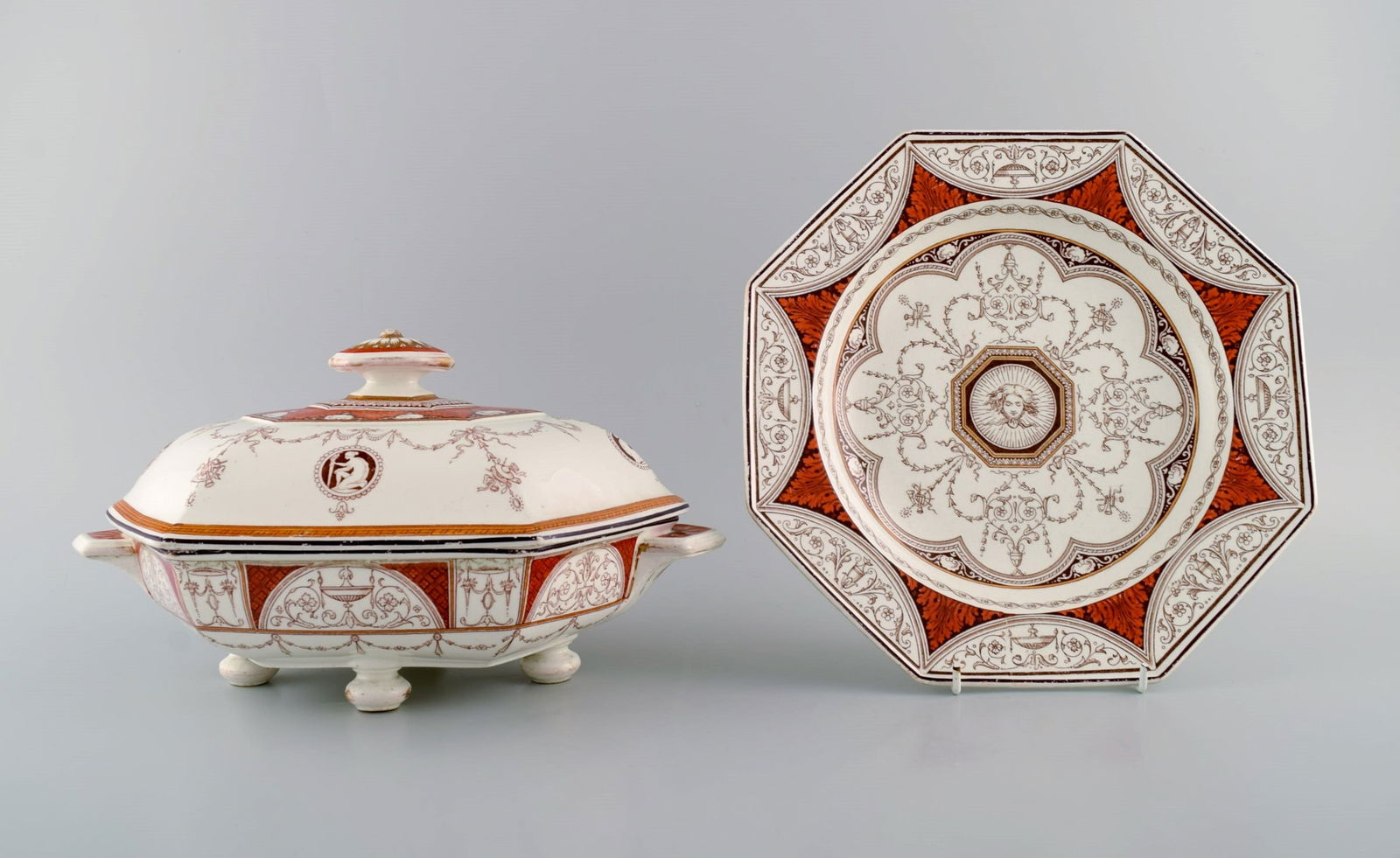 Mintons, England. Antique Holland lidded tureen and plate in hand-painted porcelain. Classicist: Mintons, England. Antique Holland lidded tureen and plate in hand-painted porcelain. Classicist decoration and gold edge. Late 20th century. Lidded tureen measures: 30 x 19 x 16 cm. Plate diameter 25.