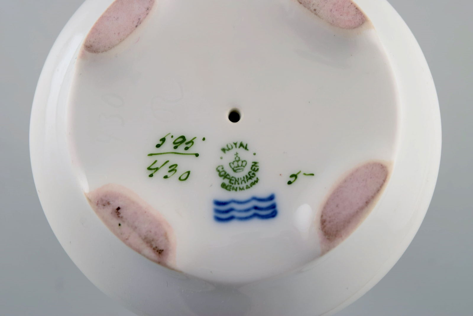 Two Royal Copenhagen Golden Basket candlesticks in porcelain with flowers and gold decoration. Model: Two Royal Copenhagen Golden Basket candlesticks in porcelain with flowers and gold decoration. Model number 595/430. Measures: 13.5 x 10 cm. In excellent condition. Stamped. 1st factory quality. Reser